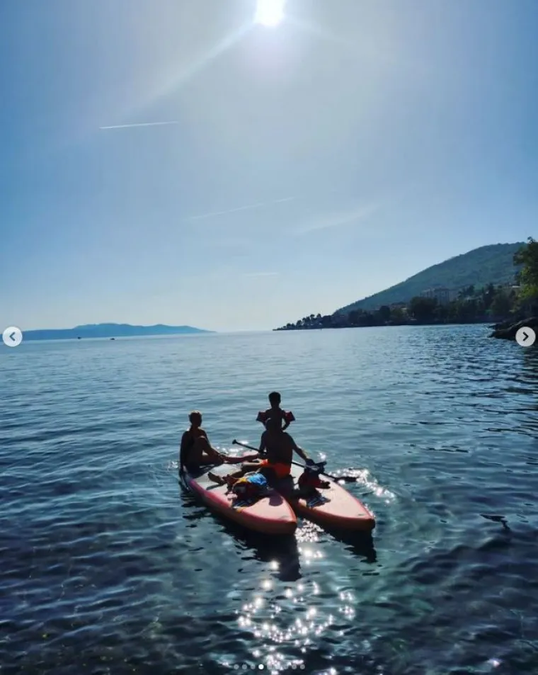 Njih dvoje na svojim Instagramima često dijele snimke svoje obiteljske idile. Mada imaju i karijere, i Goran i Nives vrlo su posvećeni svojoj djeci te su najsretniji kad su s njima.