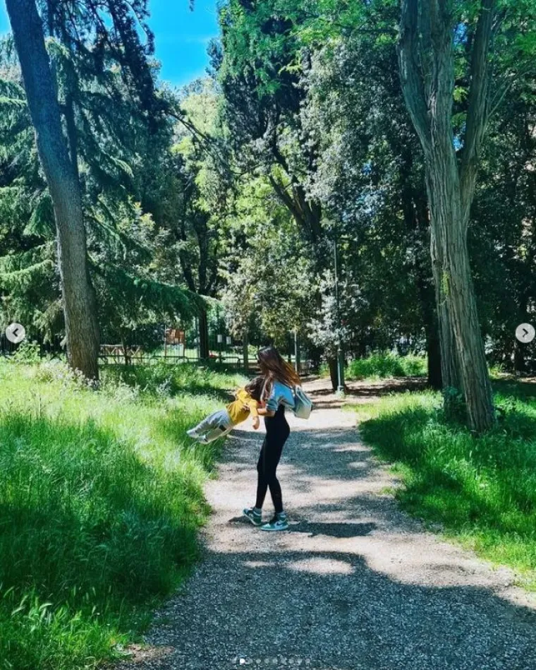 &quot;Odmah ova teška pitanja (ima ih nekoliko istih, pa da se riješim). Super nam je ovako, jedina sam ženska osoba u kući, pa me čuvaju i paze moji dečki, a iskreno da sam ranije krenula s bebicama, imala bi ih barem tri!&quot;, istaknula je Nives.