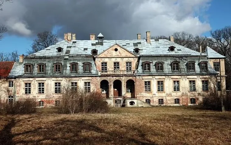 Jedna od tih lokacija je palača iz 18. stoljeća u selu Minkowskie u Poljskoj, gdje Zaklada trenutno kopa staru narančeriju na malom području parka palače od 14 hektara.  Smatra se da su tamo zakopana blaga ukradena po naređenju šefa SS-a Heinricha Himmlera za uspostavu Četvrtog Reicha.