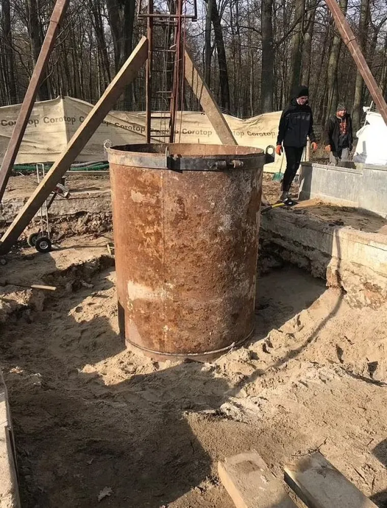 Ranije ove godine, skupina je otkrila metalni kanistar  zakopan 10 stopa ispod površine na tom mjestu.  Smatra se da kanistar uključuje takozvano zlato iz Breslaua, koje je nestalo iz policijske uprave u sadašnjem obližnjem poljskom gradu Wroclawu, a smatra se da kanistar također uključuje nakit i dragocjenosti iz privatnih zbirki bogatih Nijemaca koji su živjeli u regiji.