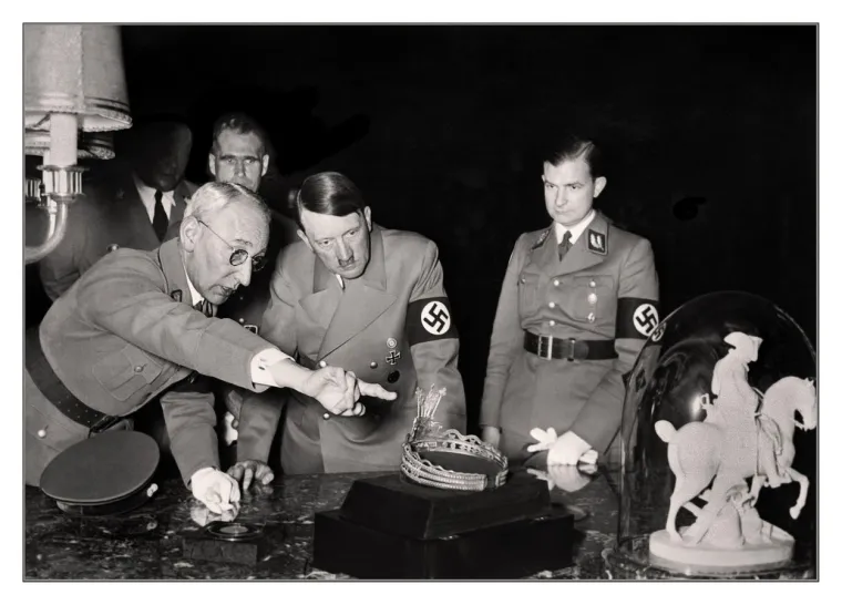 Među hrpom dokumenata je i pismo vi&scaron;eg časnika SS-a po imenu Von Stein jednoj od djevojaka koje su radile u palači u Minkowskieu i koja mu je kasnije postala ljubavnica. Von Stein je napisao: 'Draga moja Inge, ispunit ću svoj zadatak, uz Božju volju. Neki su transporti bili uspje&scaron;ni. Ovim vam povjeravam preostalih 48 te&scaron;kih &scaron;krinja Reichsbanke i sve obiteljske &scaron;krinje. Samo ti zna&scaron; gdje se nalaze. Neka ti je Bog na pomoći, a meni na pomoći, ispuni moju zadaću.' (Hitler pregledava ukradenu Napoleonovu tijaru)