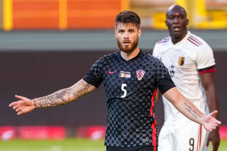 Duje Ćaleta Car protestira sucu