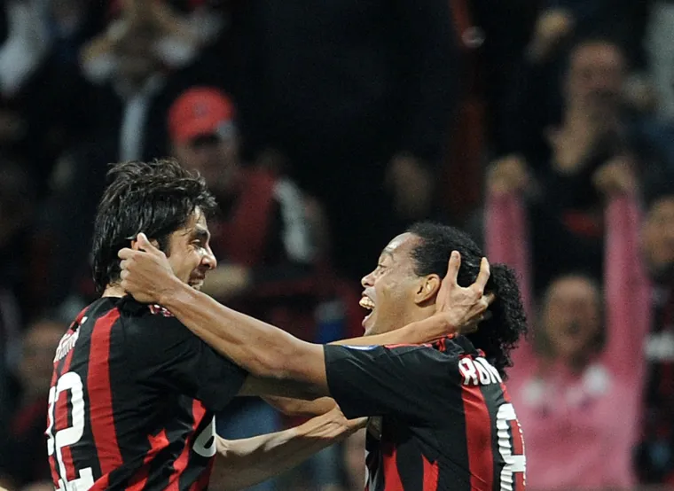 Baš kako je slučaj s Peleom, tako je i s njegovim sunarodnjacima Kakom i Ronaldinhom. Puno ime legende Milana je Ricardo Izecson dos Santos Leite, dok je Ronaldinho rođen kao Ronaldo de Assis Moreira. Njegov nadimak zapravo znači &apos;Mali Ronaldo&apos;. 