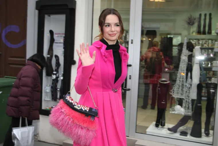 Svestrana Severina oku&scaron;ala se i na kazali&scaron;nim daskama. Svoj je prvi kazali&scaron;ni nastup ostvarila 2003. godine u riječkom HNK-u, gdje je tumačila naslovnu ulogu u rock operi Karolina Riječka, u režiji Mirana Kurspahića i glazbenom aranžmanu Gorana Bregovića. Predstava je izazvala veliki interes javnosti i najavila Severininu ozbiljnu ambiciju u glumačkom svijetu. Već 2005. prihvatila je novi izazov &ndash; monodramu Čekajući svog čovika, koju je osmislila i izvodila u vlastitoj produkciji. 