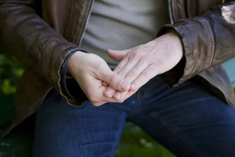 7.Bijeli, plavi ili crveni prsti: Ako vam prsti izgube boju i zatim postanu modri (ili ljubičasti ili crni) kada je hladno ili ste pod stresom, vjerojatno imate Raynaudovu bolest. Ovo stanje može biti potaknuto dramatičnom promjenom temperature ili emocionalnog stanja, a rezultira kratkotrajnim gubitkom dotoka krvi u prste ruku ili nogu.  Britanski Nacionalni institut za srce, pluća i krv kaže da vam zbog Raynaudove bolesti prsti mogu utrnuti, biti hladni ili bolni. A kako se krvotok nastavi, vaši prsti mogu pulsirati, peckati i pocrvenjeti. &quot;Viđamo mnogo Raynaudovih bolesti,&quot; posebno kod mladih žena, kaže dr. Weselman. &quot;Ako je samostalan. to može biti poremećaj koji  nije opasan. Samo je iritantantan&quot;,  objašnjava ona. &quot;Ili bi to moglo biti nešto što je povezano s temeljnom autoimunom bolešću, najčešće lupusom ili sklerodermijom.&quot;