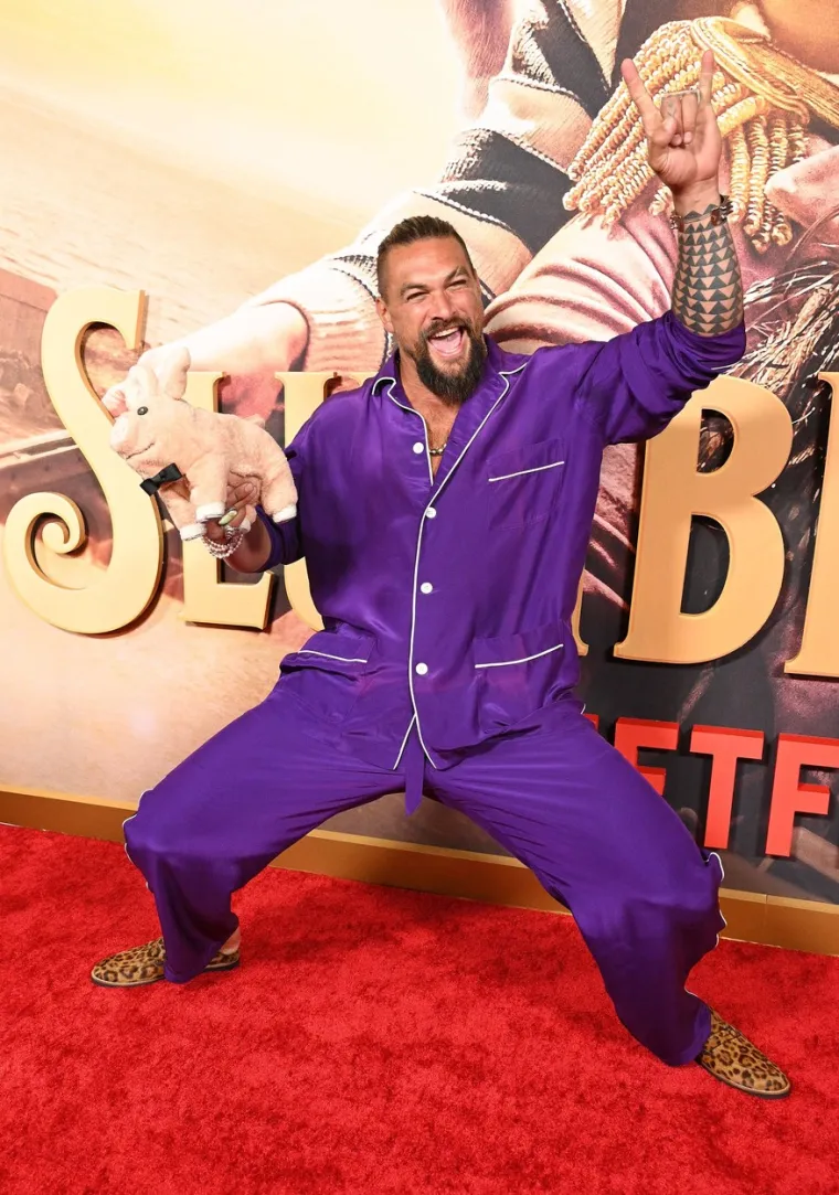 
Osim glume, Momoa je bio aktivan u ekolo&scaron;kom području. Osnovao je Mananalu, tvrtku koja se zalaže za recikliranje plastike i uklanjanje plastičnog otpada iz oceana. 