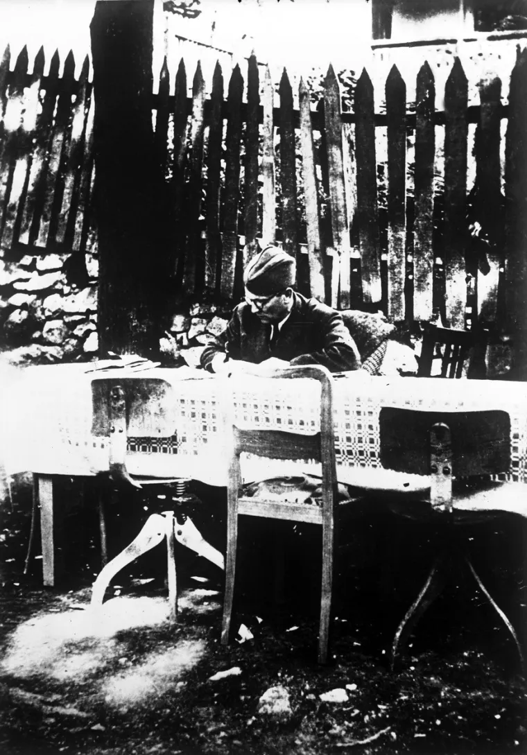 &ldquo;Tito je Žarka izvukao iz popravnog doma, a kada je u moskovskom hotelu Luks upoznao tajanstvenu Njemicu Annu Koening, 20 godina mlađu od njega, pomislio je da bi ona mogla dobro odgajati sina Žarka i oženio se njom&rdquo;, pojasnio je Simčić.  Anna Koening isto je radila za Kominternu kao Tito, a tajno ime joj je bilo Elza Lucija Bauer. U arhivu je pronađen njihov vjenčani list iz 1936. godine,, na kojem su ispisana njihova tajna imena &ndash; Friedrich Walter i Lucija Bauer. Bila je 22 godine mlađa od Tita. Njihov brak trajao je samo godinu dana. Ona je 1937. godine bila optužena da &scaron;pijunira za Gestapo i strijeljana po kratkom postupku.