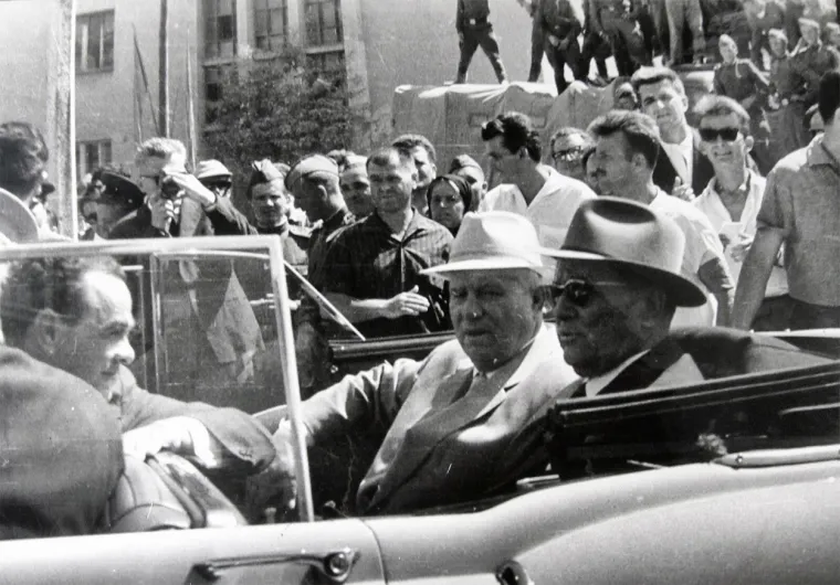 Zatim se zanio za prvakinjom newyor&scaron;ke Metropolitan opere Zagrepčankom Zinkom Kunc Milanov za koju Simčič pi&scaron;e da je 'njegov nikad ostvareni san &ndash; ljubav prema opernoj divi Zinki Kunc&rdquo;. Navodno je na njezinu molbu streljanja bio po&scaron;teđen kasnije čuveni dirigent Lovro Matačić.


Posljednjih godina života, iako je bio je u braku s Jovankom pripisivala mu se naklonost prema opernoj divi, Splićanki Gertrudi Munitić (a &scaron;to je ona odlučno opovrgavala) i s maserkom Darjanom Grbić.