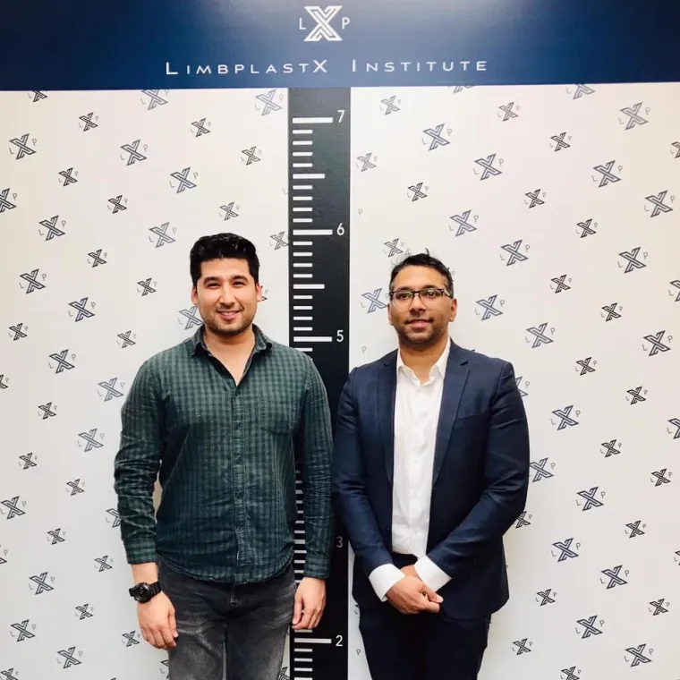 Alfonso Flores iz Dallasa u Teksasu je obavio operaciju i &apos;narastao&apos; je pet centimetara (sada je visok 185 centimetara). Objašnjavajući zašto se odlučio za neobičan zahvat, 28-godišnjak je rekao: “Ovo je nešto što sam stvarno želio učiniti koliko se sjećam – od svoje 12. godine.&quot;. 