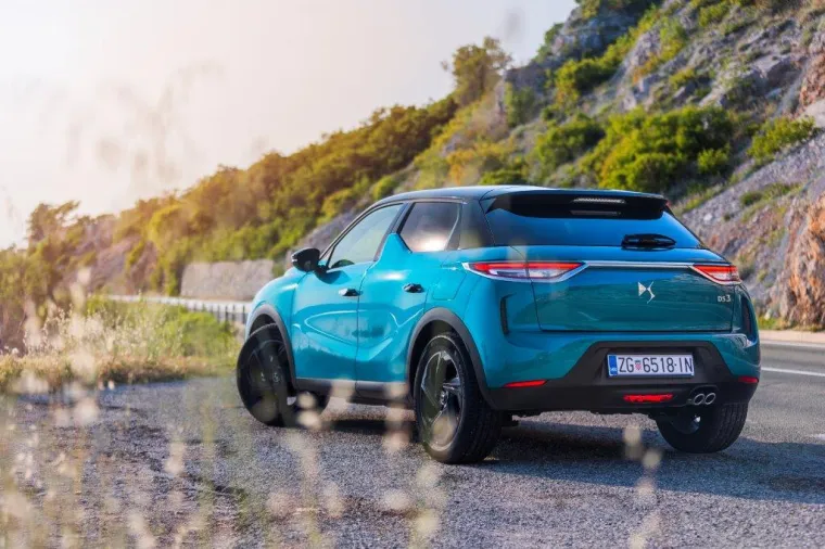 Vođen duhom avangarde, brend DS osnovan je 2014., a cilj mu je  utjeloviti francusko znanje i umijeće luksuznog oblikovanja automobila. Avangardnog dizajna, luksuzna i udobna, DS Automobiles vozila posebno su osmišljena za tehnološki osviještene kupce koji žele izraziti svoju osobnost, individualizam i avangardni stil.