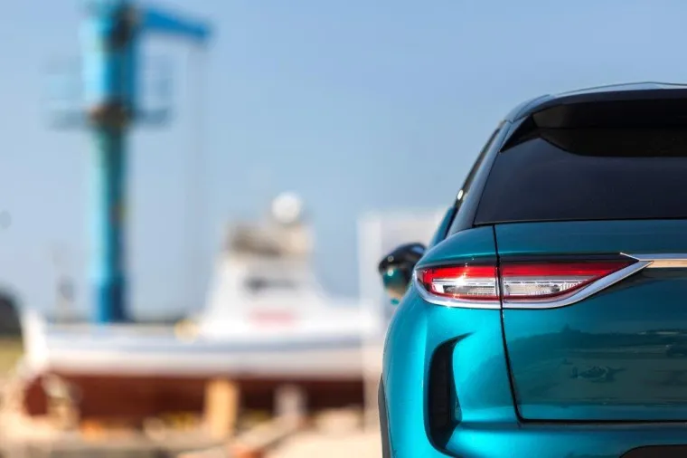 Naglasak je stavljen na karizmatičan dizajn, ručno izvezene detalje, obradu metala, vrhunsku kožu, ugrađeno drago kamenje kao i vrhunsku tehnologiju.