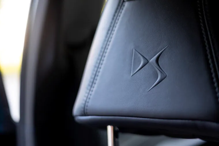 Svaka tkanina, metal ili materijal koji odabiru DS majstori zadovoljava najzahtjevnije standarde vrhunske kvalitete. Svaki potez u izradi precizan je rad koji zahtjeva rijetko i izuzetno znanje i umijeće vrhunskih majstora.