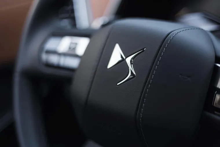 Pod oznakom E-TENSE sada nudi 100 % električna i plug-in hibridna vozila snage do 360 KS te s pogonom na sva četiri kotača.