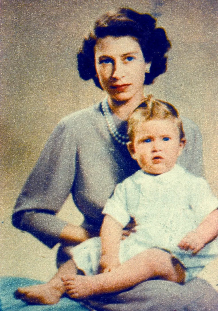 Punim imenom Charles Philip Arthur George rođen je 14. studenog 1948. godine u Buckinghamskoj palači. Njegova majka je naslijedila tron kada je Charles imao četiri godine. Nije volio svoju školu Gordonstoun u Škotskoj, ali je zato bio prvi prestolonasljednik s diplomom s Cambridgea. 