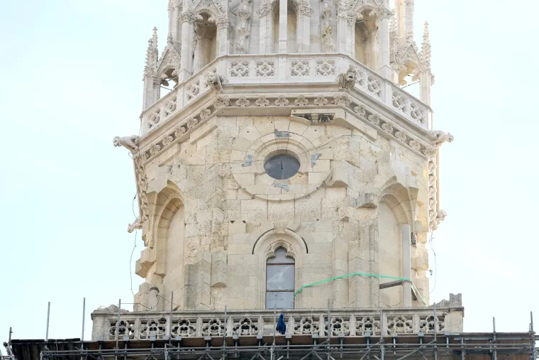 Skidanje skela na Katedrali otkriva kakva je razlika između obnovljenog i neobnovljenog tornja