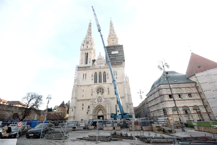 Skidanje skela na Katedrali otkriva kakva je razlika između obnovljenog i neobnovljenog tornja