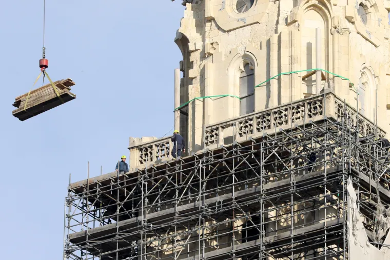 Skidanje skela na Katedrali otkriva kakva je razlika između obnovljenog i neobnovljenog tornja