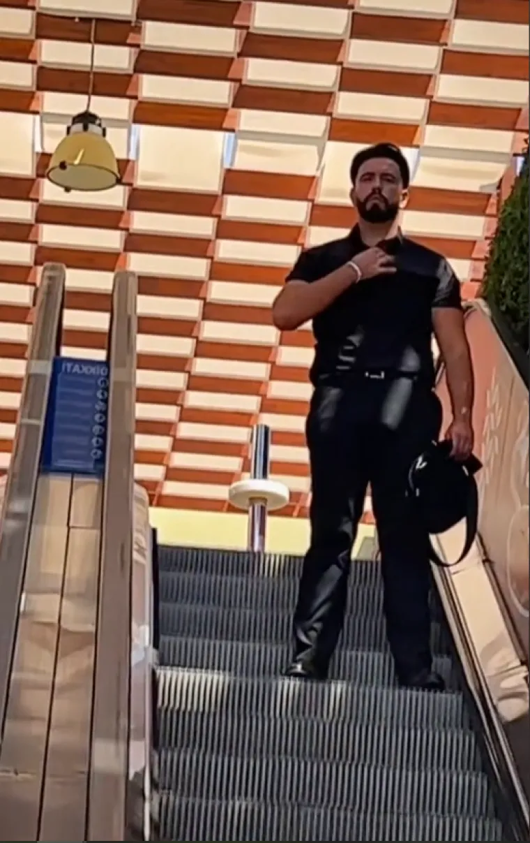 Odjeven u radnu uniformu, plavu košulju, crne hlače i kožnati remen, Eren privlači sve veći broj žena, koje očajnički žele pronaći Lidl u kojem radi samo kako bi ga mogle posjetiti.