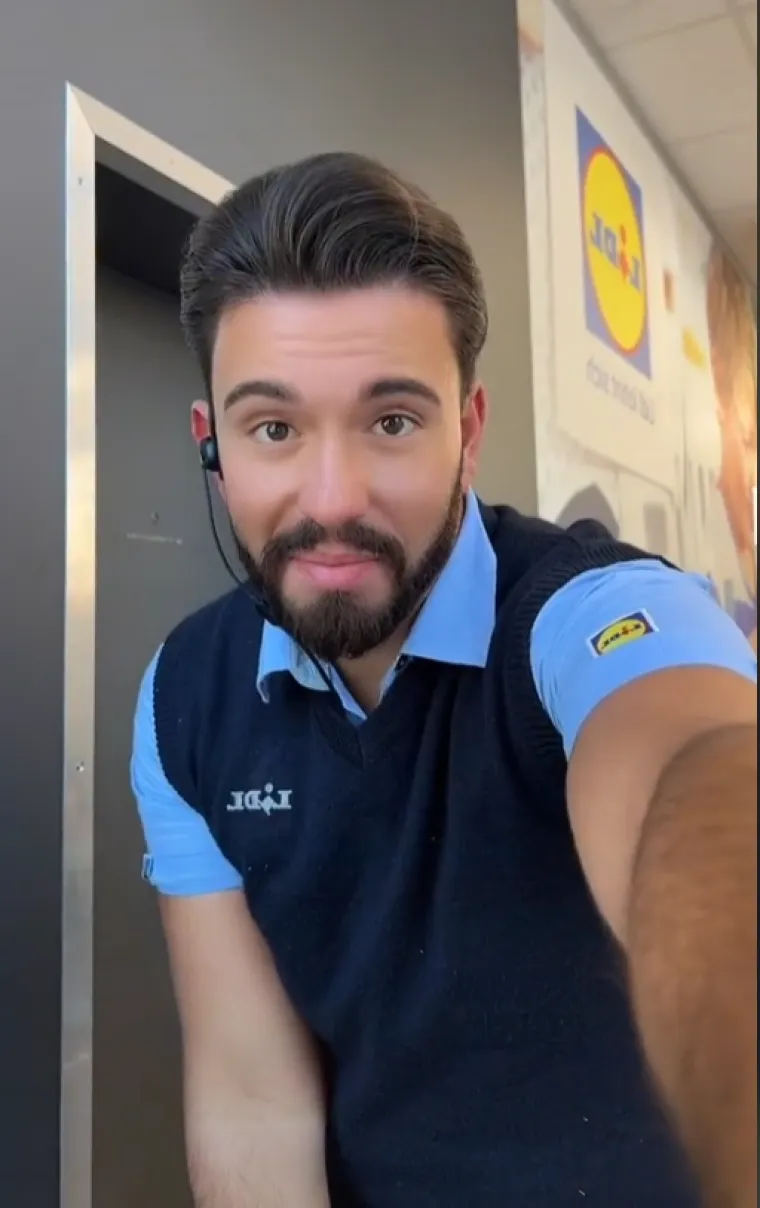 Iz beskrajnih videa koje objavljuje jasno je da Eren voli svoj posao u supermarketu, unatoč tome što neki njegovi pratitelji kažu da je previše privlačan da bi bio tamo.