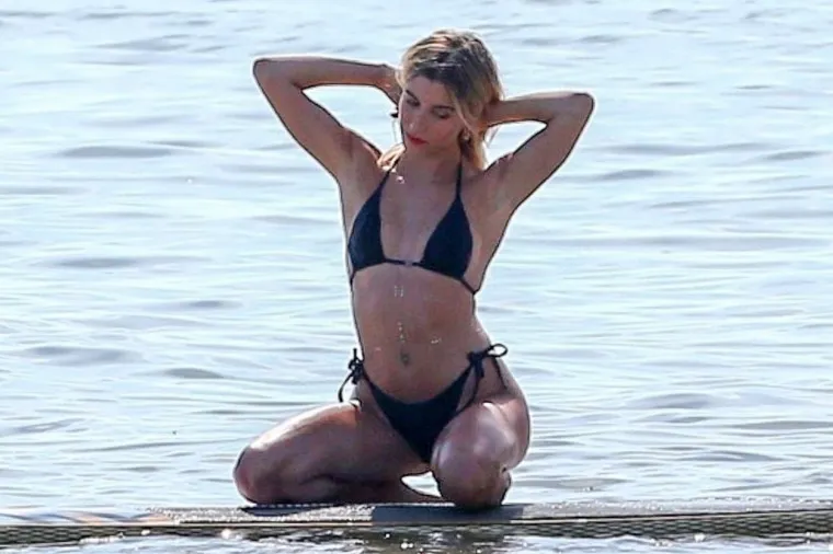 Lijepa Bieberova supruga ima tijelo stvoreno za bikini: Ovo su njena najseksi izdanja, a evo u čemu je tajna njezine besprijekorne figure