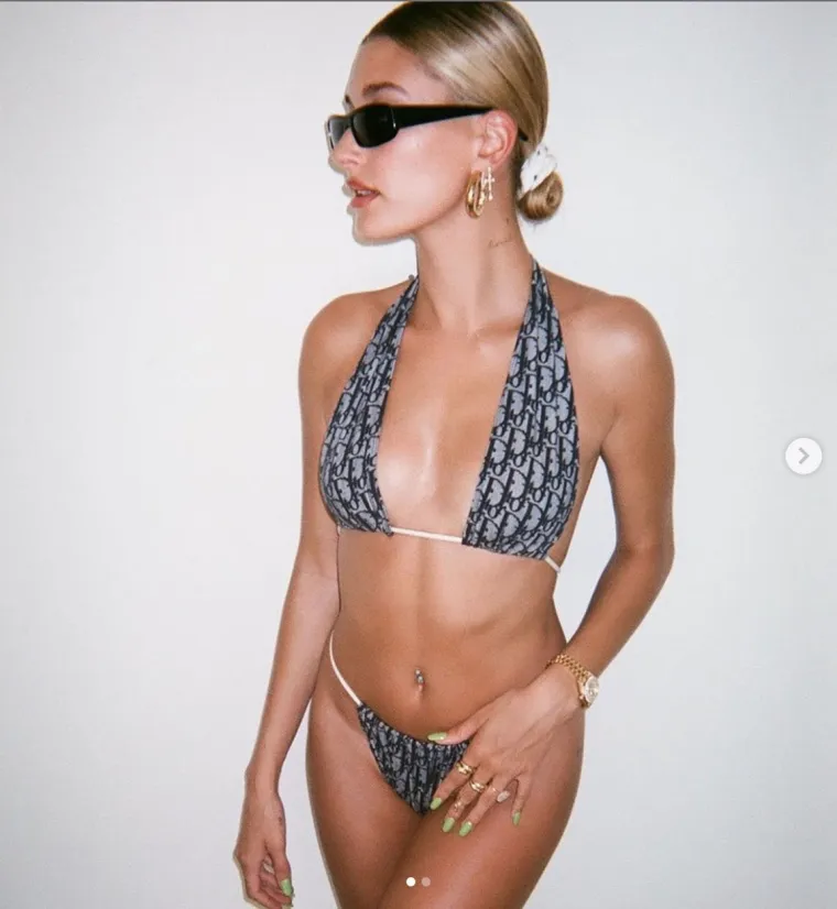 Lijepa Bieberova supruga ima tijelo stvoreno za bikini: Ovo su njena najseksi izdanja, a evo u čemu je tajna njezine besprijekorne figure