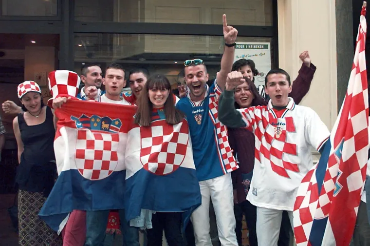 Ovako je to moćno izgledalo na repki prije 24 godine, možda se neki i pronađu: Svi k'o jedan disali su za Vatrene, za naježiti se