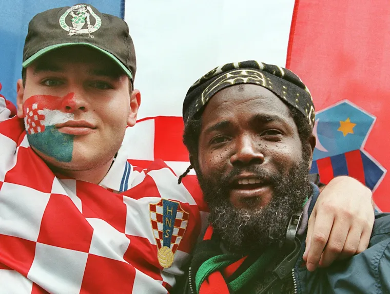 Ovako je to moćno izgledalo na repki prije 24 godine, možda se neki i pronađu: Svi k'o jedan disali su za Vatrene, za naježiti se