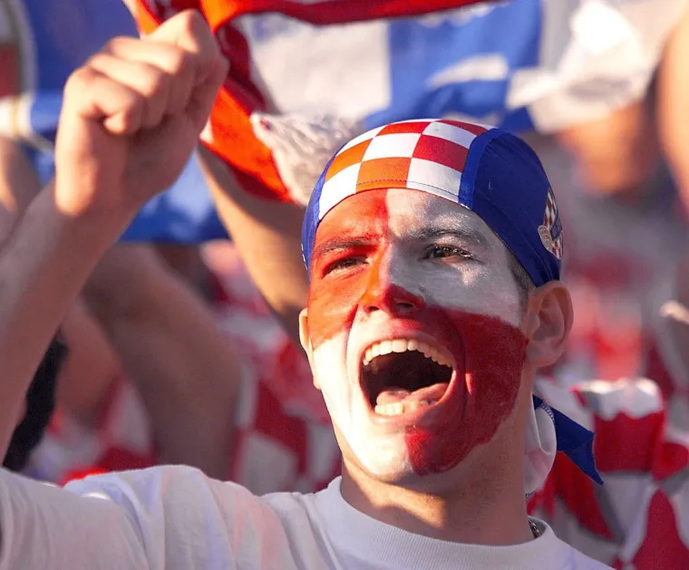 Ovako je to moćno izgledalo na repki prije 24 godine, možda se neki i pronađu: Svi k'o jedan disali su za Vatrene, za naježiti se