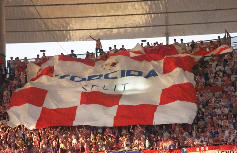 Ovako je to moćno izgledalo na repki prije 24 godine, možda se neki i pronađu: Svi k'o jedan disali su za Vatrene, za naježiti se