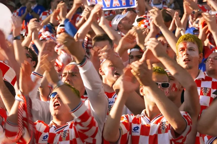 Ovako je to moćno izgledalo na repki prije 24 godine, možda se neki i pronađu: Svi k'o jedan disali su za Vatrene, za naježiti se