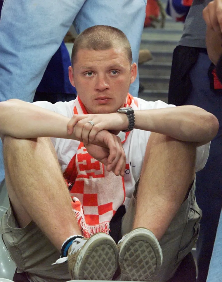 Ovako je to moćno izgledalo na repki prije 24 godine, možda se neki i pronađu: Svi k'o jedan disali su za Vatrene, za naježiti se