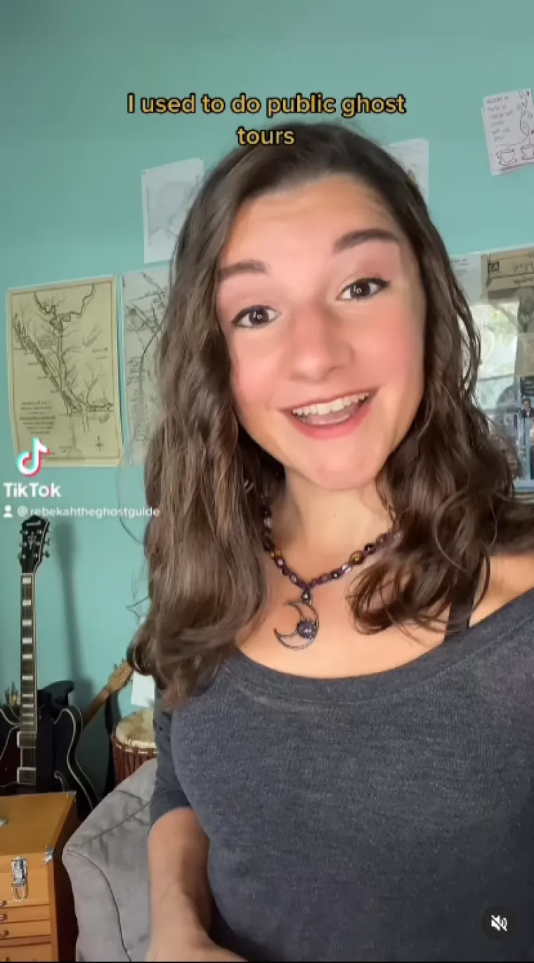 Ba&scaron; si je, kaže, kliknula s duhom prostitutke iz 19. stoljeća i jedva se odupire njenom seksualnom zovu dok cijela ulica spava