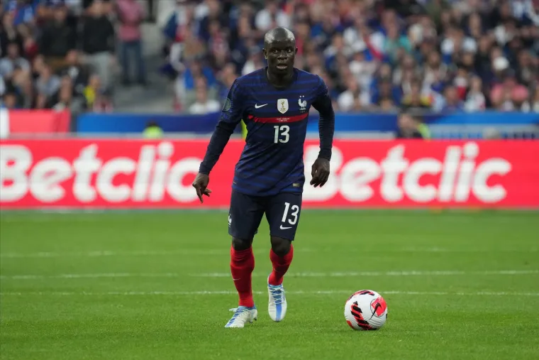 N'golo Kante (FRANCUSKA) - Jo&scaron; jedan iznimno bitan i kvalitetan igrač Francuske koji neće zaigrati na SP-u. Morao je na operaciju zbog ozljede tetive koljena, pauzira četiri mjeseca te neće braniti zlato u Kataru.