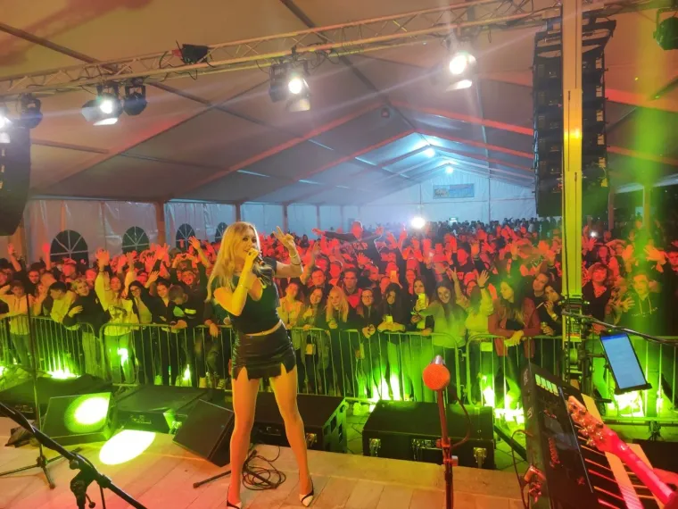 Lidija Bačić raspi&scaron;toljila se na stolu u mikrohaljini, a zbog jedne će pozice zumovi raditi prekovremeno