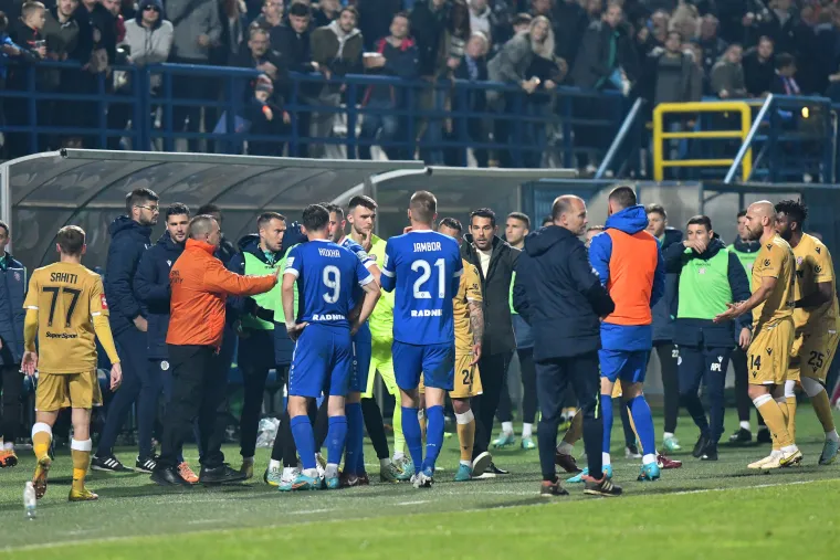 Evo kako je izgledao kaos u Koprivnici: Sucu doletjela stolica u glavu, Livaja smirivao