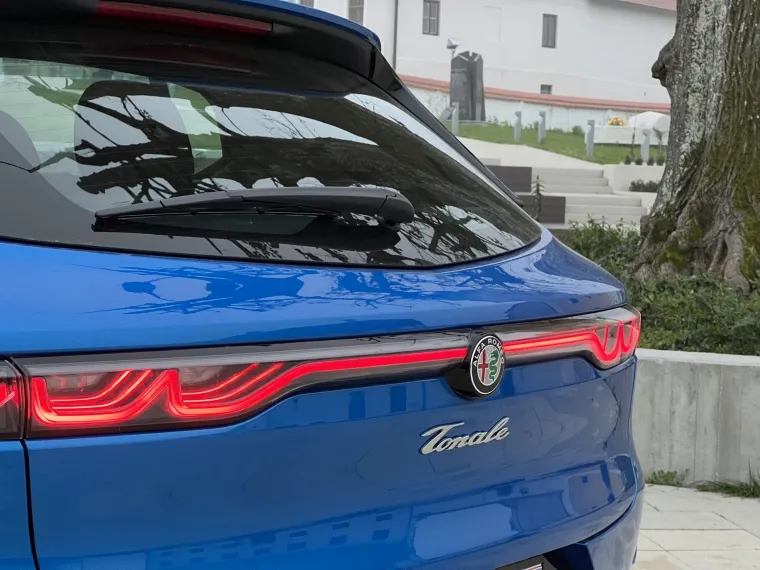 ...a koja su povezana i spajaju se u Alfa Romeo znaku