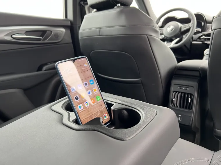 Stražnji naslon za ruku ima i držač za mobitel