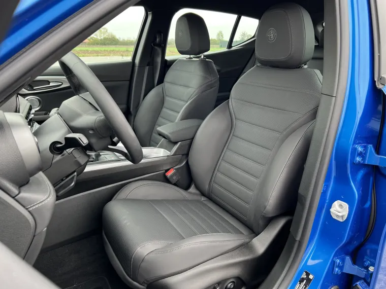 Sjedala su sportska, što se i očekuje, s ušivenim Alfa Romeo logom u naslonima za glavu