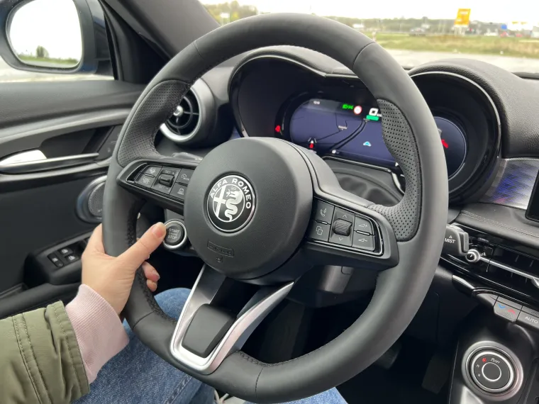 Tonale se pali na gumb koji se nalazi na volanu, kao kod pravih sportskih automobila