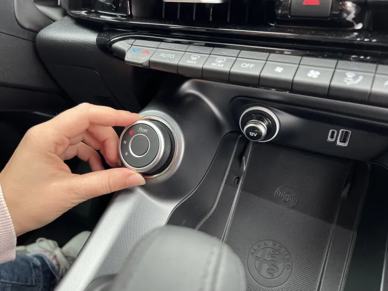 Kotačić smje&scaron;ten odmah pokraj volana omogućava vozaču da bira između tri načina vožnje