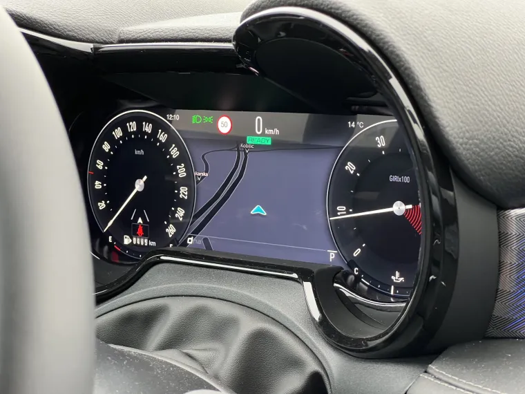Digitalni ekran ispred vozača prikazuje retro instrumente