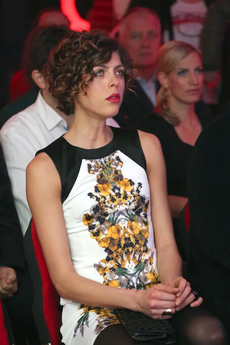 Dvije godine kasnije Blanku su povezivali s jednim od najboljih rukometaša svijeta Nikolom Karabatićem . Tada zaštitno lice francuskog rukometa uplovio je u vezu s našom uspješnom atletičarkom. Da su skupa bilo je i više nego jasno 2010. godine na Europskom prvenstvu u Barceloni, a prije svog nastupa, vrijeme je na tribinama provodila sa &apos;zlatnim dečkom&apos;. Nakon skokova i osvojenog zlata slala mu je poljupce sa staze.