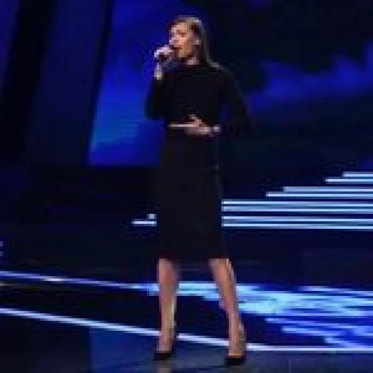 Sanja Kužet je nakon nastupa rekla da je pjevao Alino, no natjecateljica ga je odmah ispravila. &quot;Pjevala je&quot;, napomenula je, što je zbunilo voditeljicu, a natjecateljica je istaknula da je, iako je transrodna osoba, zapravo samo žena koja želi živjeti svoj život i ispuniti svoj san o pjevanju u &quot;Zvezdama Granda&quot;. &quot;Velika mi je čast biti ovdje. Ja sam iz Slovenije, od veljače živim u Beogradu. Došla sam jer smatram da Srbija i cijela regija trebaju upoznati ženu poput mene. Ja sam samo normalna osoba koja želi voljeti, biti voljena i biti sretna kao i svi mi. Želim inspirirati svaku osobu da živi svoj život i svoju životnu istinu. I sve vas obožavam, ne mogu vjerovati da sam tu&quot;, rekla je natjecateljica, što su svi u studiju pozdravili pljeskom. 