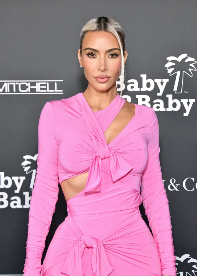 Od glave do pete u istoj boji: To samo Kim Kardashian zna isfurati, u svakom izdanju izgleda brutalno