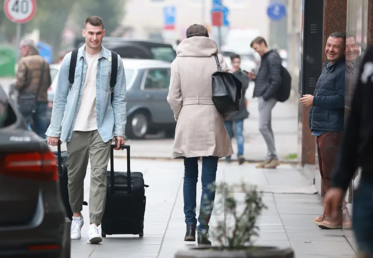 Vatreni su se okupili uoči leta za Katar: Pogledajte u kakvim su bijesnim autima stigli