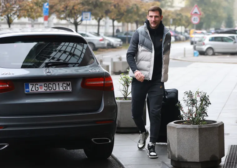 Vatreni su se okupili uoči leta za Katar: Pogledajte u kakvim su bijesnim autima stigli