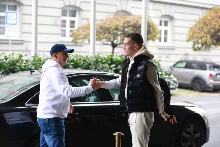 Vatreni su se okupili uoči leta za Katar: Pogledajte u kakvim su bijesnim autima stigli