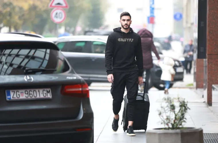 Vatreni su se okupili uoči leta za Katar: Pogledajte u kakvim su bijesnim autima stigli