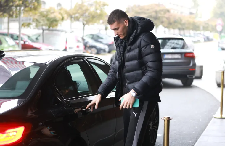 Vatreni su se okupili uoči leta za Katar: Pogledajte u kakvim su bijesnim autima stigli