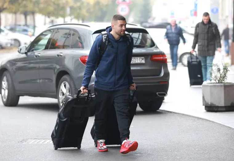 Vatreni su se okupili uoči leta za Katar: Pogledajte u kakvim su bijesnim autima stigli